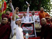 กลุ่มหัวรุนแรงและชาวพุทธพม่าชุมนุมต่อต้านโรฮิงญาหน้าสถานทูตสหรัฐในประเทศพม่า