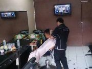 ร้านตัดผมในอินโดนีเซีย บริการลูกค้าด้วยการอ่านอัลกุรอานในเดือนรอมฏอน
