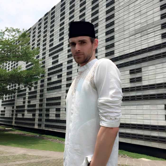 ไมเคิ้ล รัพเพิตร์ ที่เดินทางรอบโลกก่อนจะหลงใหลชื่นชอบในอิสลาม (ภาพ: Facebook: Starring You)