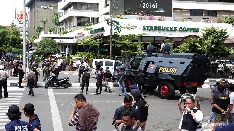 ภาพขณะเจ้าหน้าที่ตำรวจที่อยู่นอกอาคารสตาบักที่อยู่ใกล้กับสถานที่เกิดเหตุดังกล่าวเมื่อวันที่ 14 มกราคม ภาพ AP/Achmad Ibrahim)