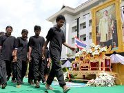 ชนเผ่าซาไกในนราฯ เดินเท้าออกจากป่าราว 2 ชม. ร่วมแสดงความอาลัย “ในหลวง ร.๙”