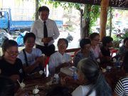 ประชาชนปัตตานีร่วมประดิษฐ์ดอกไม้จันทน์จำนวนมาก เพื่อพิธีงานถวายพระเพลิง ร.๙