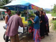 “สงขลาเมืองนักอ่าน” กศน.หาดใหญ่ จัดรถมินิโมบายขนหนังสือน่าอ่านออกบริการชุมชน