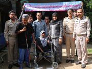 “ปะดอ-มะดอ” ได้รับมอบไม้เท้าและวีลแชร์ไว้ใช้ในชีวิตประจำวัน