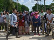 ชาวบ้านจะนะยอมเปิดถนนขีดเส้นตาย 1 เดือน เเก้ปัญหากลิ่นเหม็นฟาร์มไก่ต้องจบ