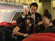 พยาบาลด้วยหัวใจ สุดระทึกผู้โดยสารบนเครื่องบินป่วยฉุกเฉินกลางอากาศ นาทีชีวิตเสี่ยงได้ 2 ผดส. แสดงตัวเป็นอาจารย์พยาบาลช่วยกู้วิกฤตทันที!?!