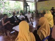 พล.อ.มณี จันทร์ทิพย์ ที่ปรึกษา ผอ.รมน.ภาค 4/ผทพ.ของรัฐบาล พบปะพูดคุยกับตัวแทนกลุ่มภาคประชาสังคม “กลุ่มแม่บ้านสวนโอน”