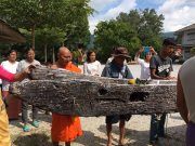 ชาวบ้านขุดเจอ “ไม้ตะเคียน” อายุนับ 100 ปี ก่อนนำไปไว้ที่วัดตาชี จ.ยะลา