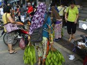 สะตอไทย ฝ่าวิกฤตเศรษฐกิจไทย นักท่องเที่ยวมาเลย์-สิงคโปร์แห่ซื้อ ที่ตลาดนัดในเบตง ช่วงวันหยุดสุดสัปดาห์