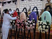 ผวจ.นราธิวาสอัญเชิญพวงมาลาพระราชทานวางหน้าหีบศพตำรวจเหยื่อคนร้าย