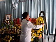 สมเด็จพระเจ้าอยู่หัว พระราชทานพวงมาลาหลวงวางหน้าหีบศพ อส.เหยื่อระเบิดที่ปัตตานี