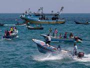 อิสราเอลโจมตีเรือช่วยเหลือกาซ่าที่แล่นเพื่อ”ทำลายการปิดล้อม” จับผู้ป่วย-นักเรียน-นักกิจกรรมไปยังดินแดนที่ถูกยึดครอง