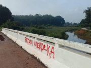 คนร้ายป่วนรับเปิดเทอมวันแรก พ่นสีสเปรย์บนราวสะพานปัตตานี