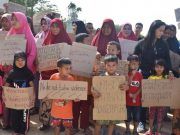 ชาวระแงะ เดินขบวนและละหมาดอายัต ต้านความรุนแรง หลังคนร้ายประกบยิงสามีภรรยาเสียชีวิต