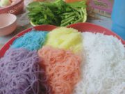 ขนมจีนสมุนไพรอบแห้งสำเร็จรูป รายได้เพื่อสร้างบ้าน 2 หลัง ให้คนยากจนและรองเท้า นร. 100 คู่